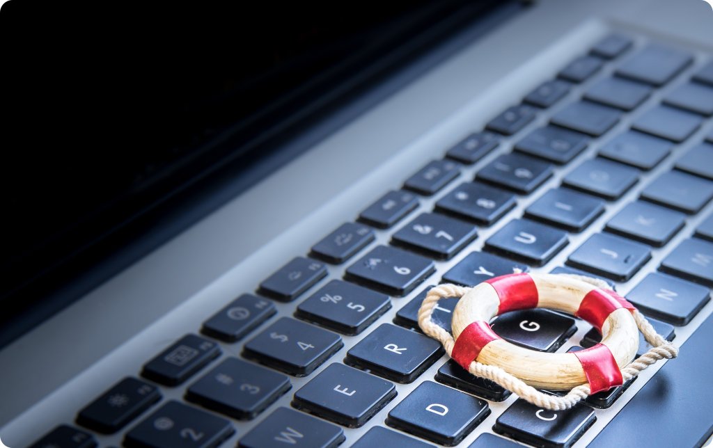 Symbolic image: Keyboard with a lifesaver rope, depicting data rescue and disaster recovery readiness
